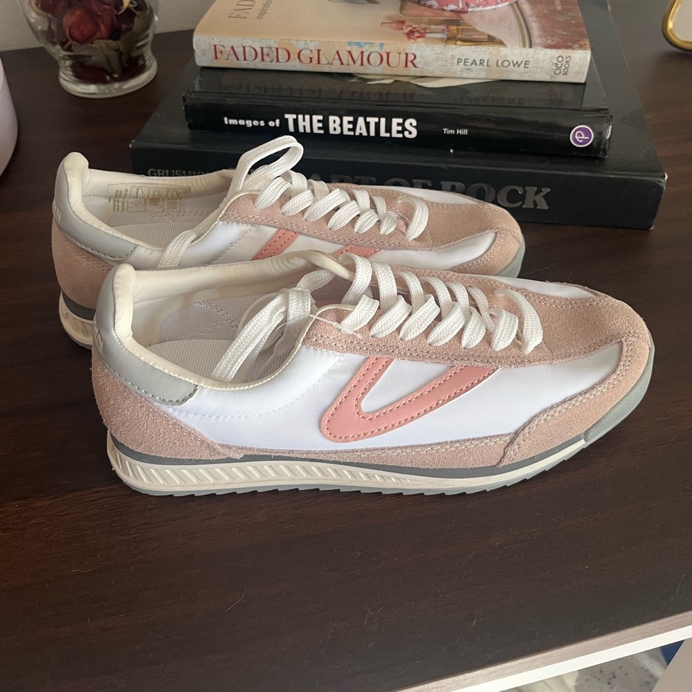 NEW Tretorn Women’s Sneakers Sz 7